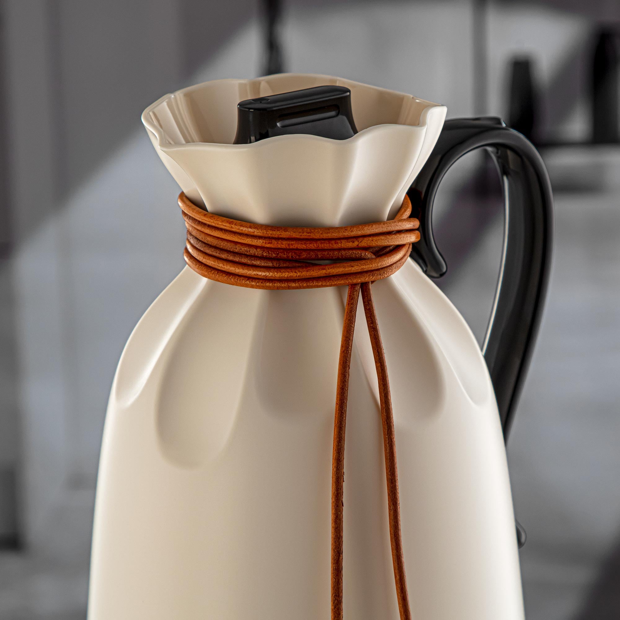 Almarjan 1 Liter Vacuum Flask Ivory & Black - SM-2D932-100 IV/B